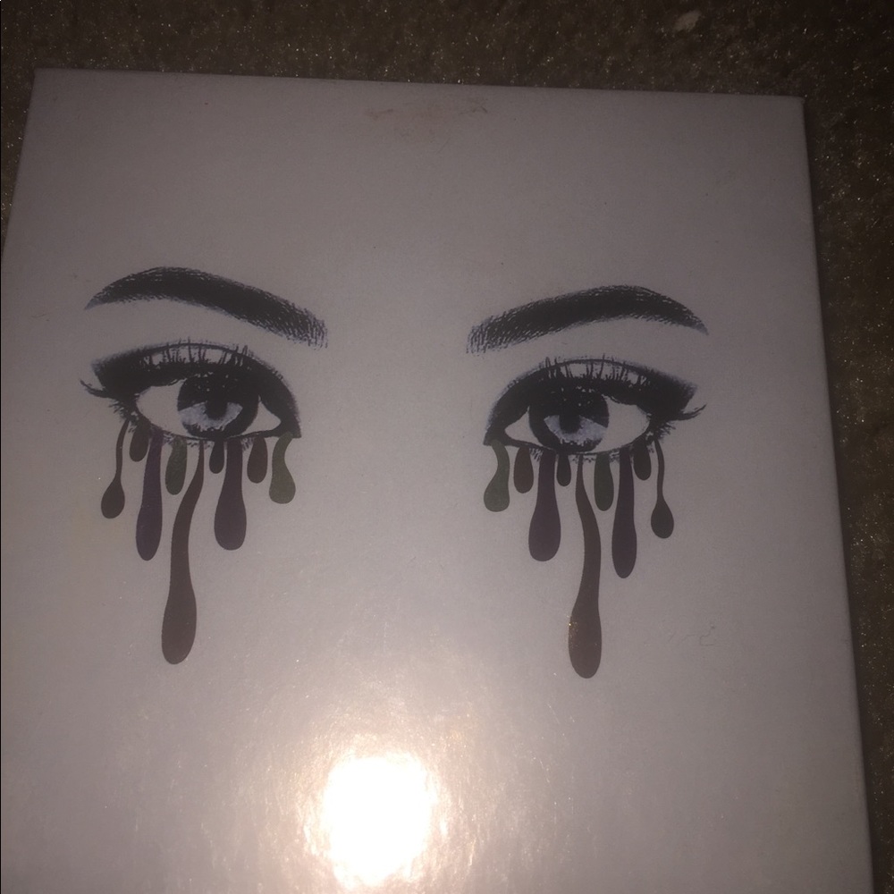 Kylie Jenner burgundy palette